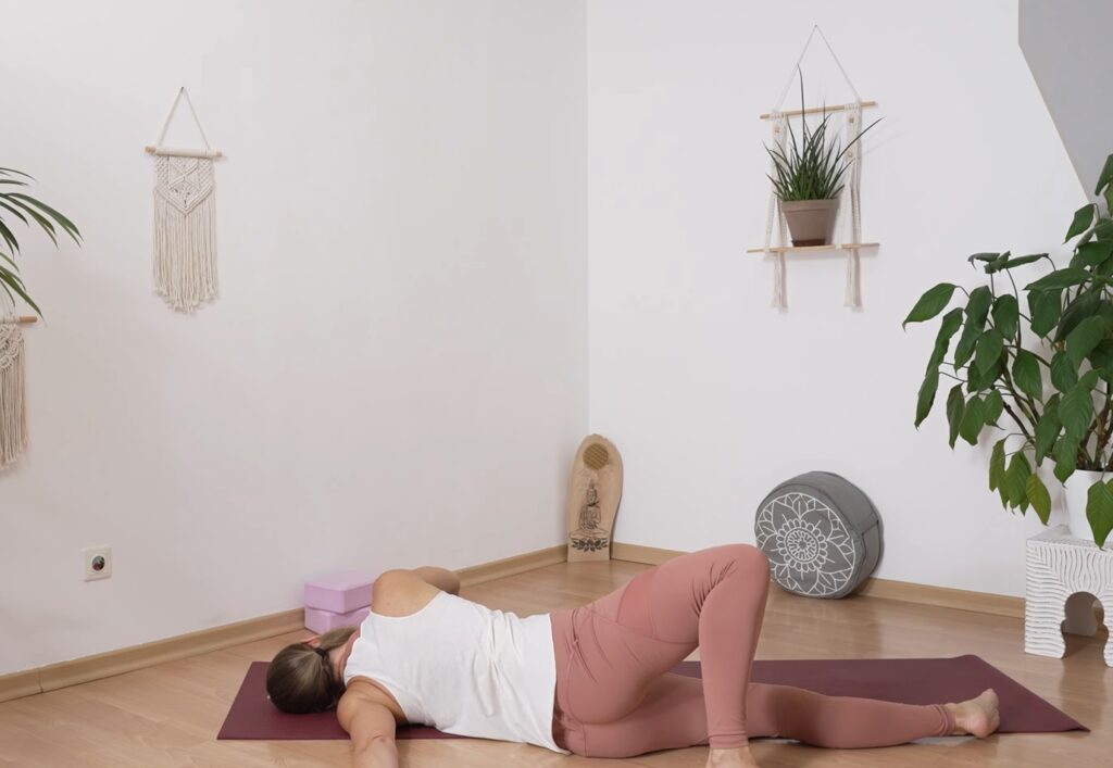 Liegende Variante des offenen Flügels als Dehnübung beim postnatal Yoga