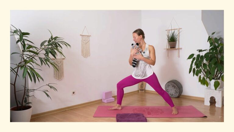 Yogalehrerin Sabrina aus Wien beim online Mama Baby Yoga in Krieger 2 Position mit Stofftier statt Kind am Arm