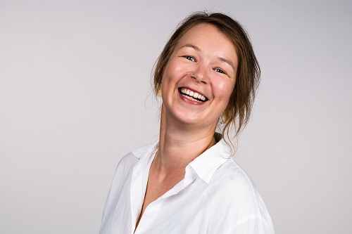 Lächelndes Portrait von Rosalie Marktl bei der Yogalehrer Ausbildung in Österreich und online