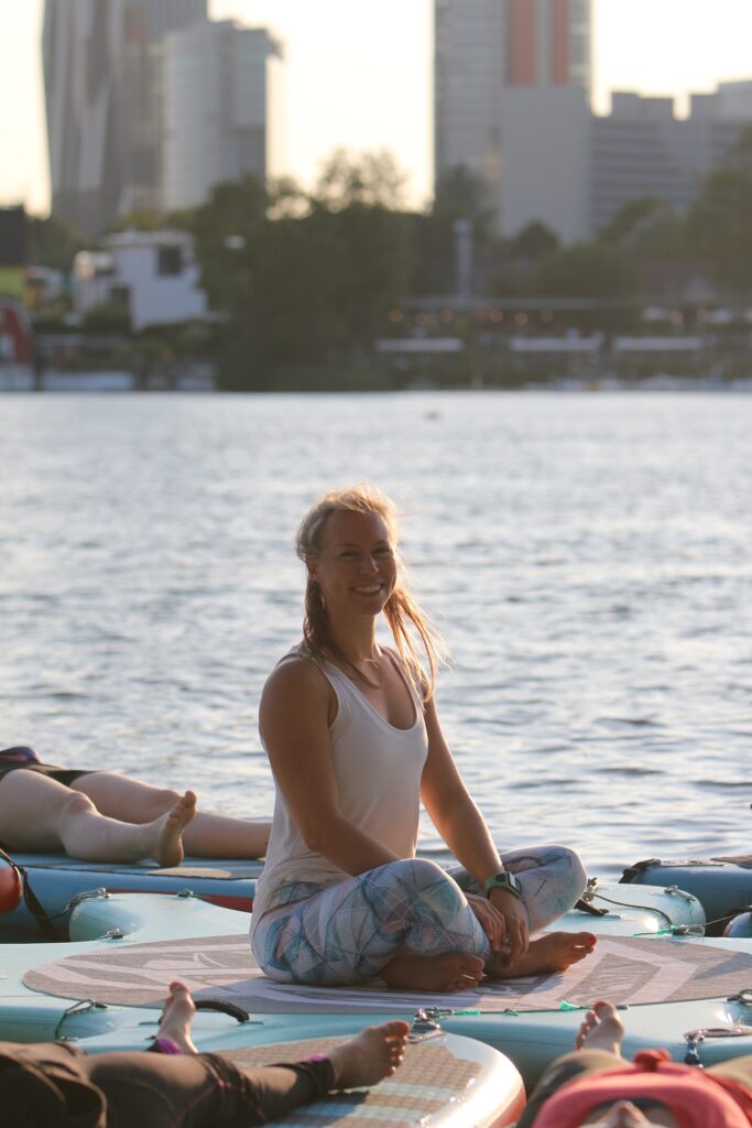 SUP Yoga Lehrerin Sabrina beim Teacher Training im Burgenland